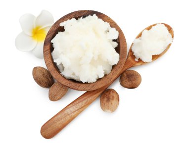 Kasede doğal tereyağı, kaşık ve çiçek beyaza izole edilmiş, üst manzara.