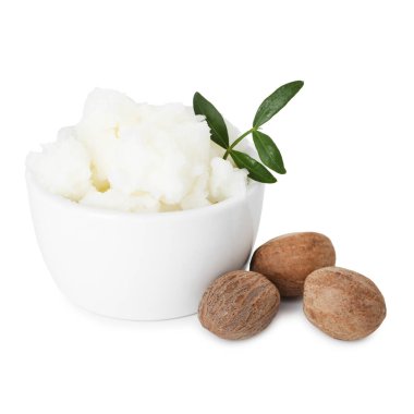 Shea tereyağı, fındık ve yapraklar beyaz üzerine izole