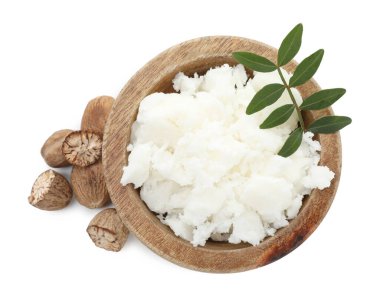Doğal Shea yağı beyaza izole edilmiş, üst manzara