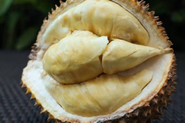 Açık havada taze olgun durian, yakın plan.