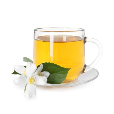 Cam bardakta Aromatik yasemin çayı, çiçekler ve yeşil yapraklar beyaz üzerine izole edilmiş