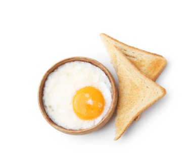 Kavanozda yarı haşlanmış yumurta ve beyazda izole edilmiş kızarmış ekmek, üst manzara. Geleneksel Asya kahvaltısı