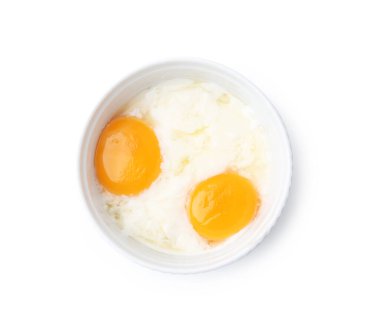 Kasede yarı haşlanmış yumurta, beyazda izole edilmiş, üst manzara. Geleneksel Asya kahvaltısı