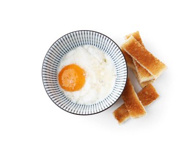 Kavanozda yarı haşlanmış yumurta ve beyazda izole edilmiş kızarmış ekmek, üst manzara. Geleneksel Asya kahvaltısı