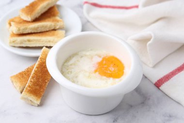 Kavanozda yarı haşlanmış yumurta ve beyaz mermer masada kızarmış ekmek, yakın plan. Geleneksel Asya kahvaltısı