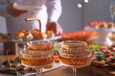 Açık büfe menüsü. Lezzetli tartı masadan alan kadın, seçici odaklanma