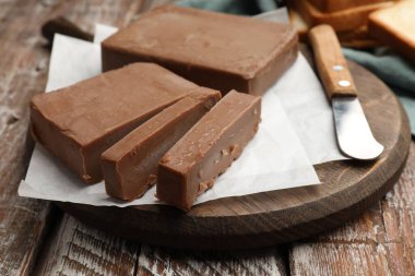 Lezzetli çikolatalı tereyağı ve bıçak ahşap masada, yakın plan.