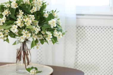 İçerideki masada vazoda güzel yasemin çiçekleri, metin için yer