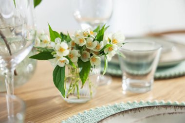 Güzel yasemin çiçekleri yemek masasında, yakın plan.