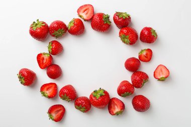 Beyaz arka planda taze olgun çilek çerçevesi, düz. Metin için boşluk