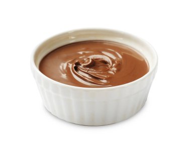 Lezzetli çikolata yağı beyaz kasede izole.