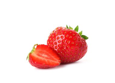 Taze taze ve beyaz üzerine izole edilmiş çilekler.