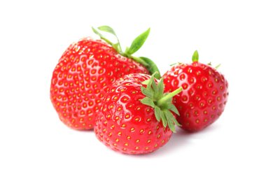 Beyaza izole edilmiş taze çilekler. Mevsimlik meyveler