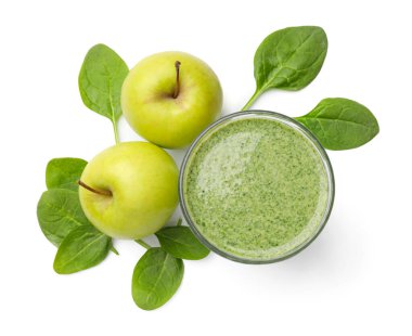 Lezzetli ıspanaklı smoothie ve malzemeler beyaz, üst manzara