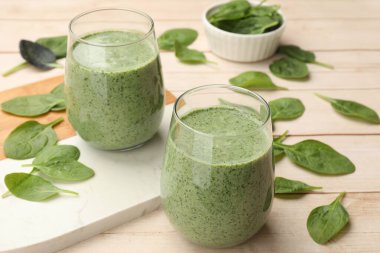 Lezzetli smoothie ve ıspanak yaprakları beyaz ahşap, yakın plan