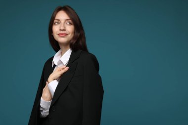 Açık mavi arka planda takım elbiseli güzel kadın, mesaj için yer