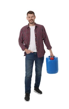 Beyaz arka planda plastik kutu tutan adam.