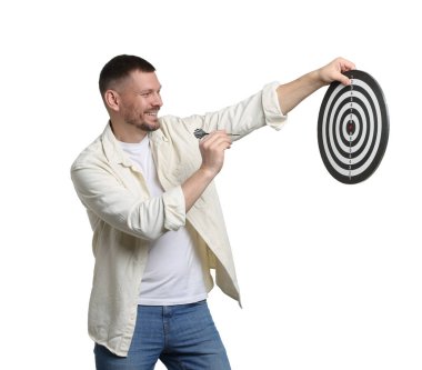 Hedef alınıyor. Beyaz arkaplanda ok ve dart tahtası olan adam