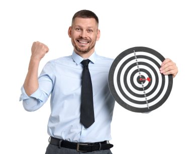 Hedef alınıyor. Beyaz arkaplanda ok ve dart tahtası olan adam