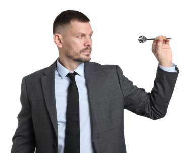 Hedef alınıyor. Beyaz arkaplanı hedefleyen dartlı bir adam.