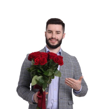 Beyaz arka planda kırmızı gül buketi olan mutlu adam.