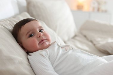 Yatma vakti. Evdeki yatakta tatlı bir bebek.