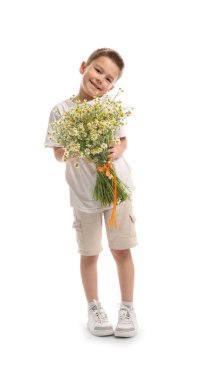 Gülümseyen küçük çocuk beyaz arka planda bir buket güzel papatya çiçeğiyle