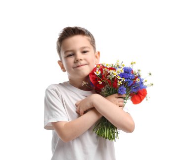 Beyaz arka planda bir buket güzel çiçeği olan sevimli küçük bir çocuk.