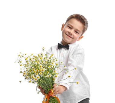 Şirin küçük çocuk beyaz arka planda bir buket güzel papatya çiçeği veriyor.