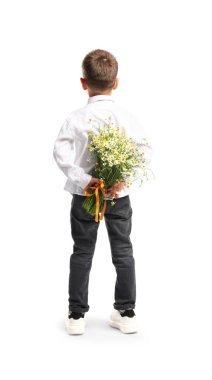 Beyaz arka planda güzel papatya çiçekleri saklayan küçük çocuk.