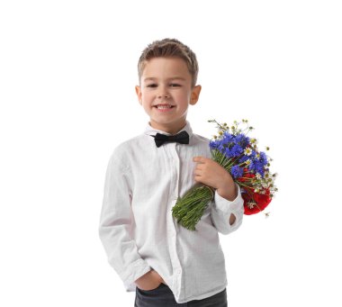 Beyaz arka planda bir buket güzel çiçekle gülümseyen küçük çocuk.
