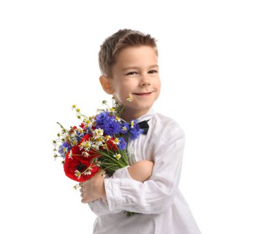 Beyaz arka planda bir buket güzel çiçekle gülümseyen küçük çocuk.