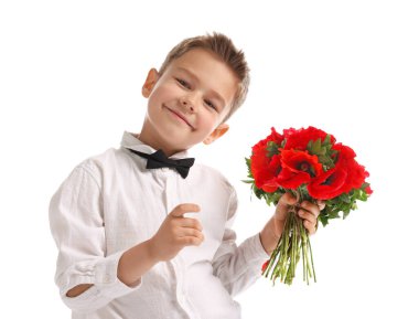 Beyaz arka planda bir buket güzel çiçeği olan sevimli küçük bir çocuk.