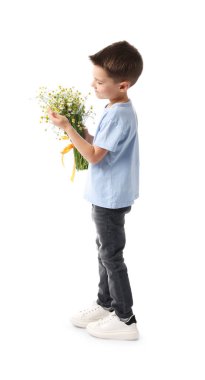 Beyaz arka planda güzel papatya çiçekleri olan küçük bir çocuk.