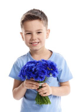 Beyaz arka planda bir buket güzel çiçekle gülümseyen küçük çocuk.