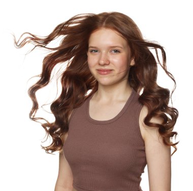 Beyaz arka planda sağlıklı dalgalı saçlı güzel bir genç kızın portresi.