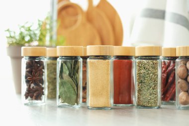 İçerideki masada kavanozlarda çok farklı aromatik baharatlar var.