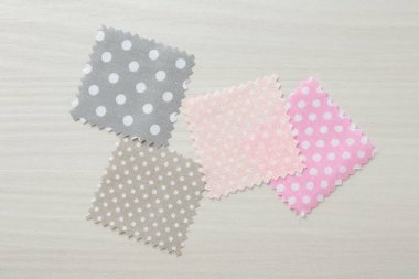 Beyaz ahşap masa üzerinde farklı kumaş örnekleri, düz yatıyordu.