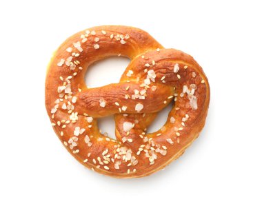 Lezzetli tuzlu kraker, beyaz üzerine izole edilmiş, üst manzara.