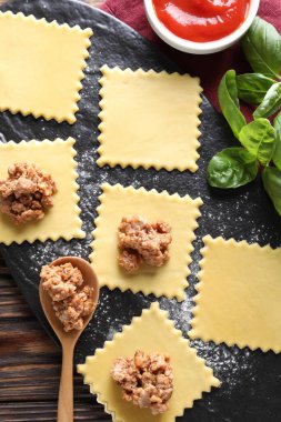 Tahta masada mantı bolonez yapmak, düz uzanmak.