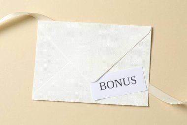Kelime bonusu, zarf ve şerit ile bej arka plan, üst görünüm
