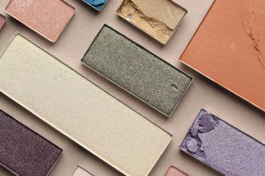 Bej arka planda güzel göz farı dolgu kapları, düz yatış