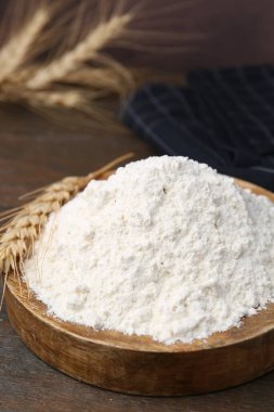 Tahta masada buğday unu ve çiviler, yakın plan.