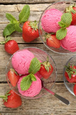 Çilekli şerbet ve ahşap masada servis edilen nane şekeri.