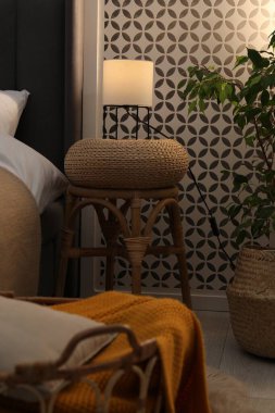 Yan masada yatağın yanında lamba var.