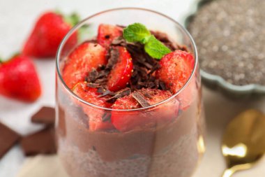Chia tohumlu, çilekli ve naneli lezzetli çikolatalı puding.