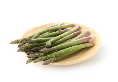 Taze çiğ kuşkonmaz mızrakları beyaza izole edilmiş.