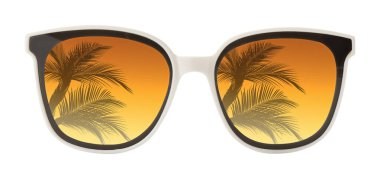 Avuç içlerinin beyaz arka planda yansıması olan parlak güneş gözlükleri