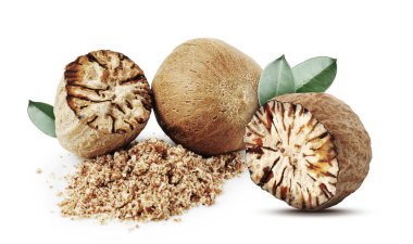 Beyaz arka planda yeşil yapraklı fındık tohumları. Aromatik baharat