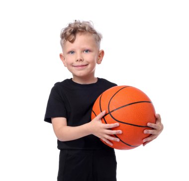Beyaz arka planda basketbol topu olan küçük çocuk.